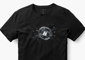 特斯拉 以 Tesla Cybertruck 發表會的意外插曲為靈感，推出被鋼球擊碎玻璃的 T-Shirt
