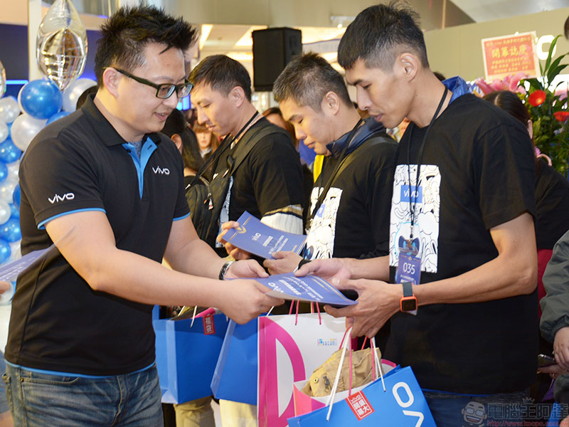 全台第一家 vivo 體驗店 落腳高雄夢時代，開幕期間「五利全開」！ - 電腦王阿達