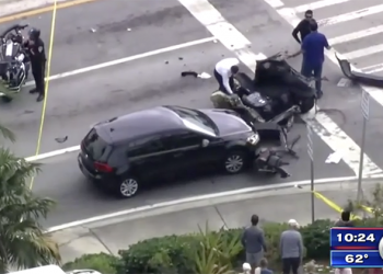 特斯拉 Model X 被闖紅燈 GT-R 撞成兩截 ，車主輕傷脫困