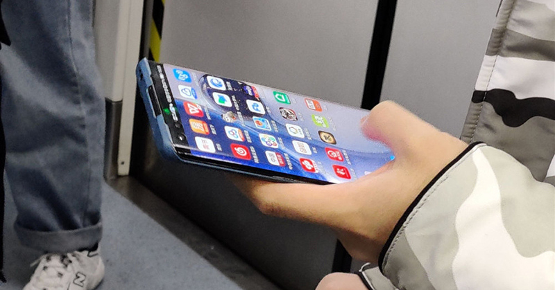 疑似華為 HUAWEI P40 Pro 實機在地鐵車廂被捕獲，配備雙挖孔瀑布全螢幕