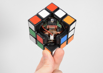 超屌的懸浮擺飾　日本人發明會自我復原的浮空魔術方塊