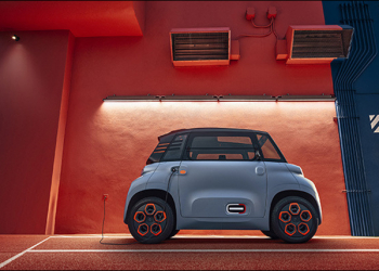 雪鐵龍推出 CITROËN Ami 雙座位迷你電動車，免駕照、只需年滿 14 歲即可租用