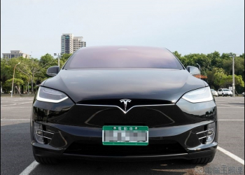 未來你的特斯拉，將能送你下車然後自己去找停車位 - 電腦王阿達