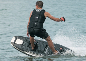 AWAKE RAVIK S 電動衝浪板 讓你在水上飆出 56kph 高速