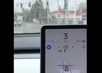 好奇 Tesla「紅燈自動煞停」 怎麼運作？有人拍影片示範囉