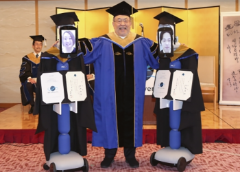 日本大學利用機器人辦了一場 虛實混合的畢業典禮