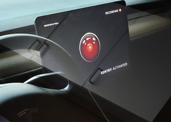 Tesla 哨兵模式因太像《太空漫遊》將改版，在此之前可以先看看新的行車紀錄觀看介面