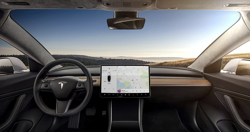 Tesla 車內監控系統被大神把玩了一番，居然會偵測「滑手機」（影片） - 電腦王阿達
