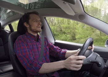 看到這台近 10 萬公里的 Tesla Model 3 ，還覺得它不耐用？