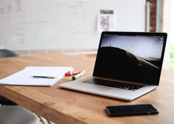 國外用戶發現 MacBook Pro 從左側充電，可能會發生過熱的問題（你應該使用右側） - 電腦王阿達