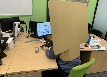 日本工藝師打造「穿戴式」視訊會議背景，秒解決房間雜亂的問題