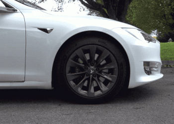 Tesla 獵豹起步模式實測影片 現蹤，看到壓低姿態的 Model S 請別惹它