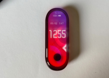 小米手環 5 實機諜照流出？傳將配備 1.2 吋「挖孔」螢幕