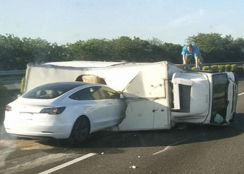 我不轉彎， 疑似 Tesla AutoPilot 誤判直撞「插進」翻倒的貨車中