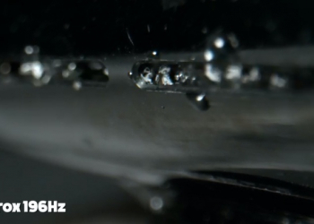 Apple Watch 內建排水功能是怎麼運作的？國外 Youtuber 用高速攝影讓你看個清楚 - 電腦王阿達