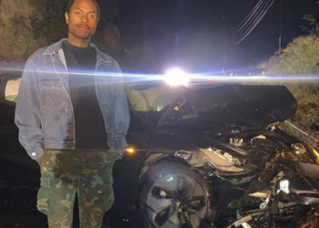 歌手 Steve Lacy 撞爛了他的特斯拉 ，但第一時間貼的 IG 車禍照仍然帥氣（咦）