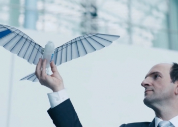 機械鳥有多會飛？Festo 飛斯妥設計的新一代 BionicSwift 靈活有如真鳥 - 電腦王阿達