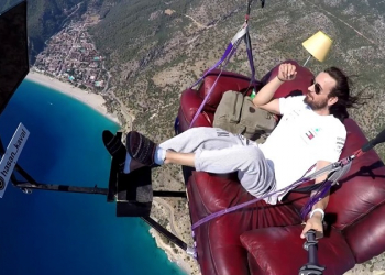 用命拼觀看數　土耳其 YouTuber 坐沙發玩飛行傘，還沒使用任何安全措施 - 電腦王阿達