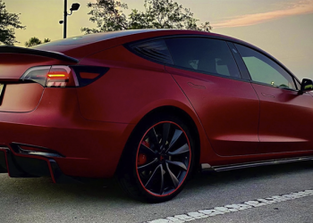 Tesla Model 3 強大起步引發 Honda Accord 超速追逐，可惜野馬「警車」在後…（影片）