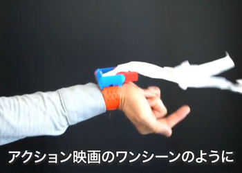 為了更方便帶購物袋，日本網友自製塑膠袋彈出手錶，做蜘蛛人動作就會噴出