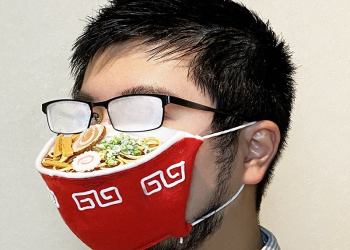 日本手作小物達人製作「立體拉麵口罩」 戴眼鏡起霧看起來像真的吃拉麵