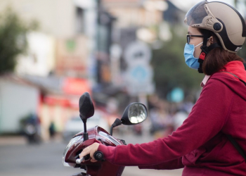 標檢局呼籲，不要自行在安全帽上加裝藍牙耳機、具攝影功能等產品，避免起火、爆炸意外發生 - 電腦王阿達