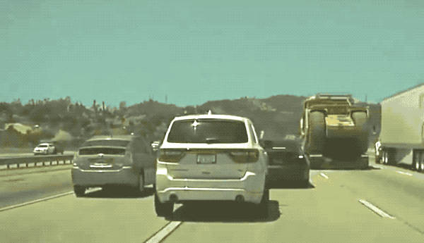 特斯拉 Autopilot 大冒險之 聰明減速避開逼近的大拖車 ，可惜依然噴裝了... - 電腦王阿達