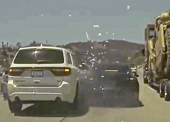 特斯拉 Autopilot 大冒險之 聰明減速避開逼近的大拖車 ，可惜依然噴裝了…