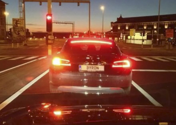 Tesla 更新導入緊急煞車動態閃爍功能 ，忘了關門也會發通知提醒你（大心）