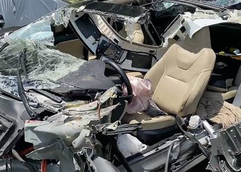 安全五星的 Tesla「碰上」18 輪大卡車 ，駕駛：車頭像被光劍砍到一樣淒慘…