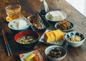 日本攝影師教你「如何把便利商店的微波食品拍得很美味」，這也是給他老婆的今日早餐（笑） - 電腦王阿達