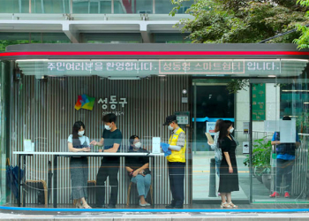 韓國首爾增設防疫公車站，提供檢疫、消毒還有免費 WiFi 與充電服務