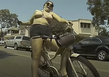 壞事母湯做，總是能拍到奇怪畫面的 Tesla 哨兵模式影片又來了