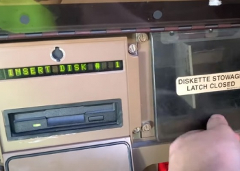 老兵不死，波音 747 仍然使用 “磁碟片” 來進行重要的軟體更新動作 - 電腦王阿達