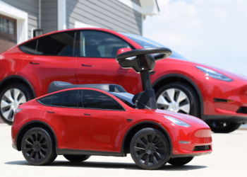 特斯拉官方授權 Tesla Model Y 兒童滑步車推出