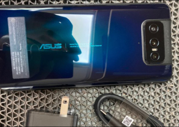 華碩 ASUS ZenFone 7 實機開箱照流出：搭載「三眼怪」翻轉鏡頭相機、取消機背實體指紋辨識