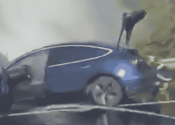 Tesla Model 3 中國事故頻傳？底盤高速碰撞異物起火，還有疑似暴衝意外