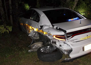 Tesla 啟動 Autopilot 直直撞上執勤警車，駕駛事後承認在用手機看影片