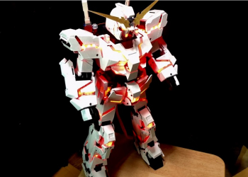 日本達人自製1/30自動變形獨角獸鋼彈 可發光亦可變形