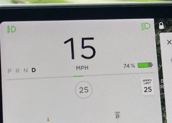 「咚！」綠燈行， Tesla 更新提供綠燈提醒並增進市區內限速辨識