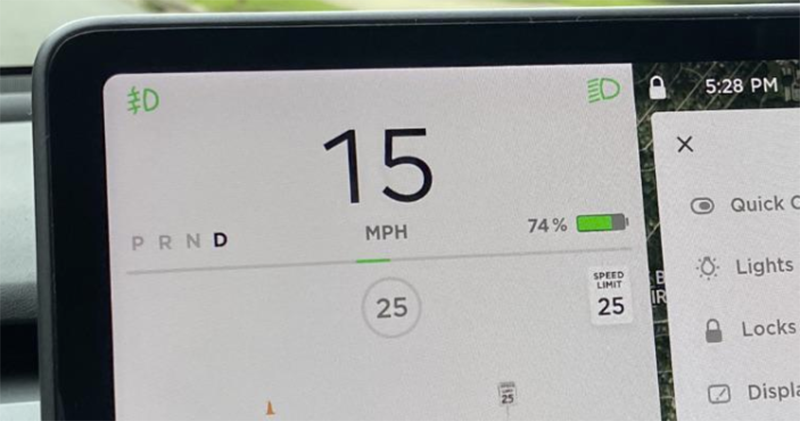 「咚！」綠燈行， Tesla 更新提供綠燈提醒並增進市區內限速辨識 - 電腦王阿達