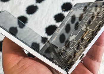 「難以置信的薄！」是外媒對 Surface Duo 的初步印象