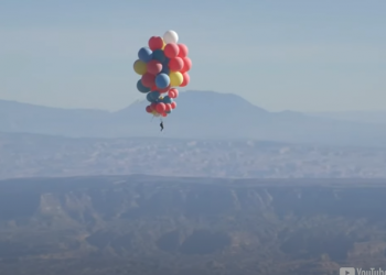 國外魔術師 David Blaine 重現天外奇蹟經典畫面，手抓氣球飛越亞利桑那州沙漠 - 電腦王阿達