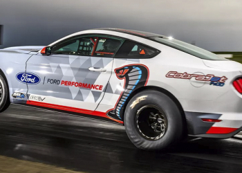 脫韁野馬 Ford Mustang 原型電動賽車動力有多狂？影片直接浮前輪給你看