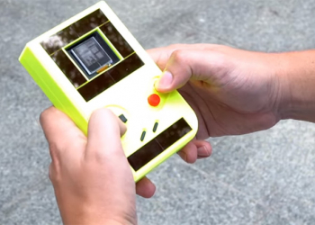 國外團隊開發不用電池的掌機「Engage」，很環保但 10 秒就關機