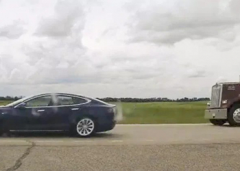 國外 Tesla 駕駛啟動 Autopilot 放倒爽睡，警車追逐還自動加速到 150km/h…