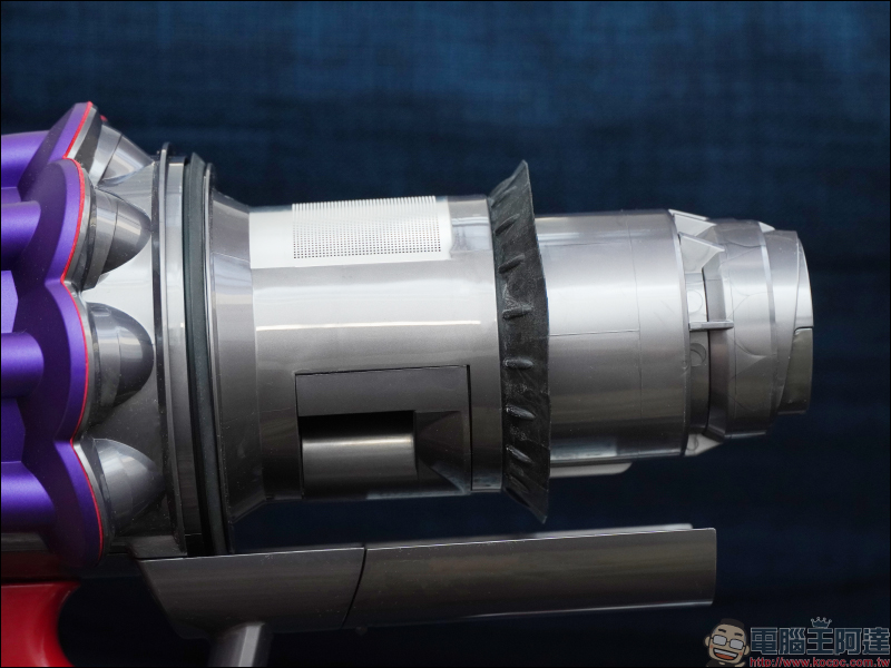 Dyson Digital Slim™ 輕量無線吸塵器開箱動手玩：重量減輕、吸力依舊強大！新增 LED 隙縫清潔吸頭、低處清潔轉接頭，日常清潔更輕鬆！ - 電腦王阿達