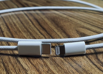 iPhone 12 USB-C to Lightning 編織快充線再曝光，可能是 iPhone 12 唯一盒裝配件