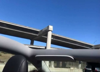 美國 Tesla Model Y 車主在加州高速公路行駛時，開著開著車頂就突然整個飛走了 - 電腦王阿達