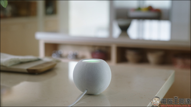 Apple HomePod mini 電源線不可拆卸，但採用 USB-C 規格能搭配盒裝隨附 20W 電源轉換器使用